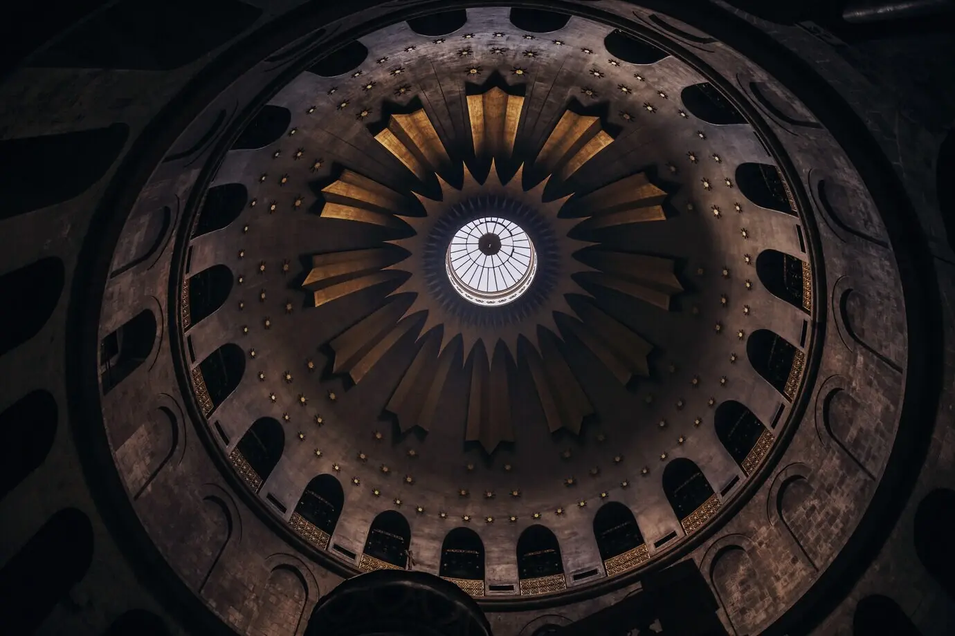 Aufnahme aus der Froschperspektive der Decke einer Kirche mit schöner Architektur.